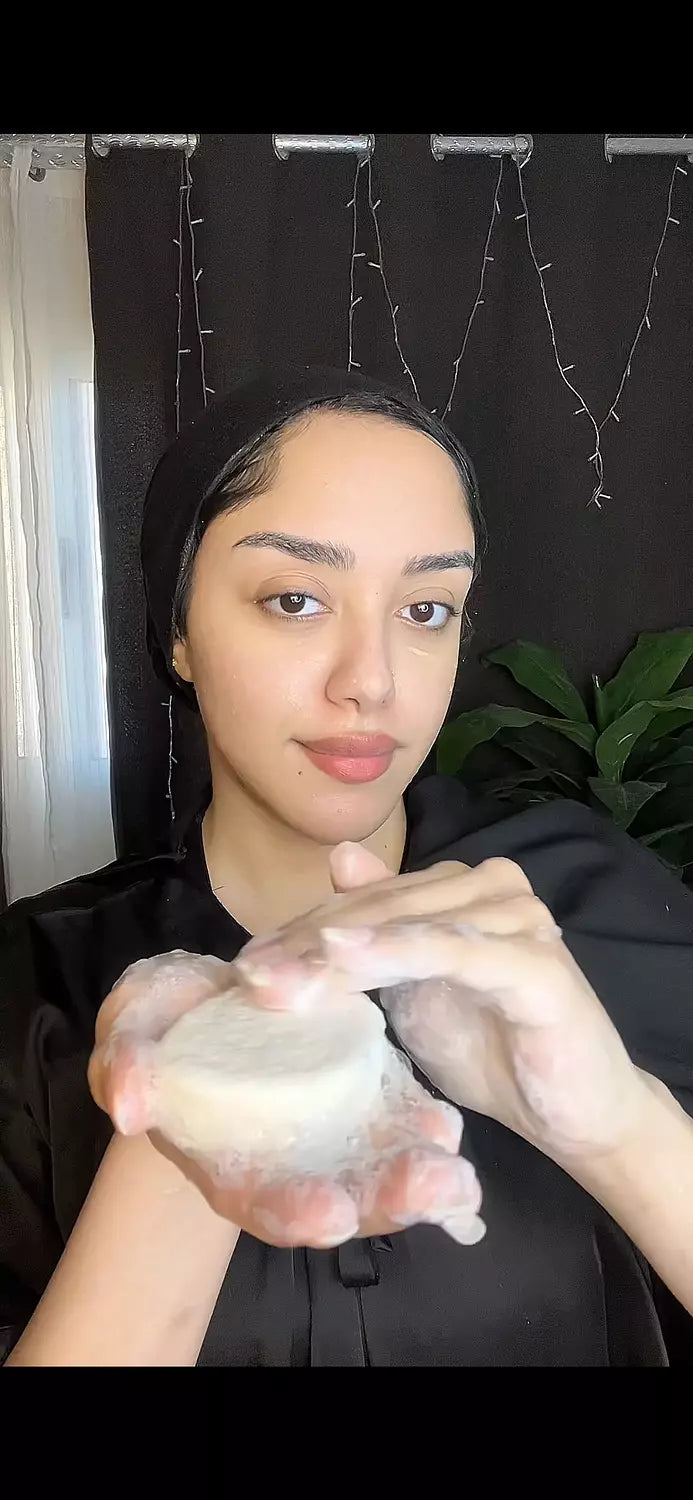 صابونة سوبر لايتنينج للتفتيح وتنوير البشره لكل انواع البشره حتي الحساسه بالحليب والالفا اربوتين والعرقسوس والجلسرين امنه لكل انواع البشره حتي الحساسه والمعرضه للحبوب وامنه عالاطفال ومناسبه لكل مناطق الجسم
