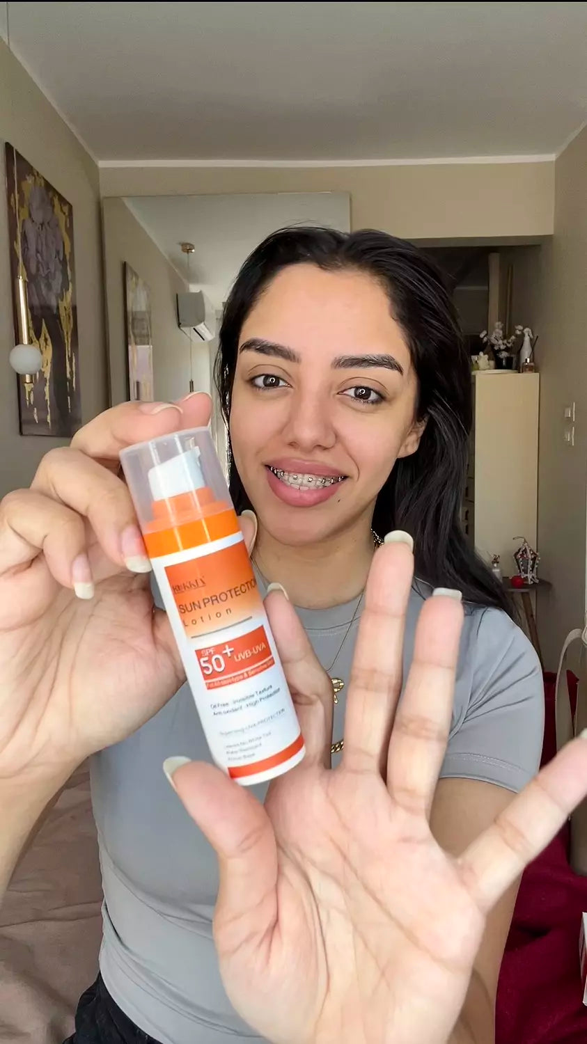 صن بروتيكشن لوشن صن سكرين طبي للحماية من اشعة الشمس SPF 50+ UVA / UVB بدون وايت كاست بدون ملمس دهني - مناسب كل انواع البشره حتي الدهنيه والحساسه