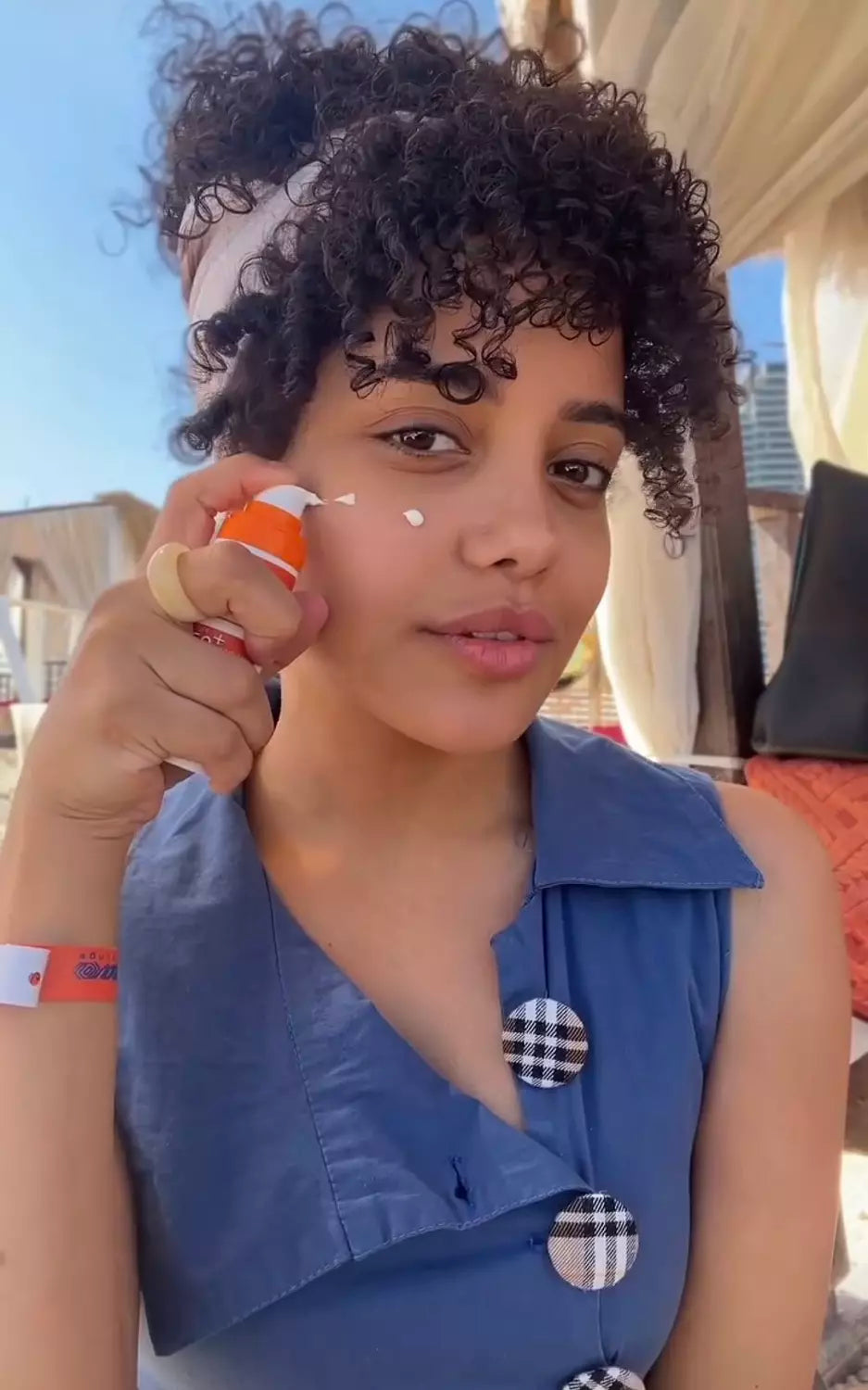 صن بروتيكشن لوشن صن سكرين طبي للحماية من اشعة الشمس SPF 50+ UVA / UVB بدون وايت كاست بدون ملمس دهني - مناسب كل انواع البشره حتي الدهنيه والحساسه