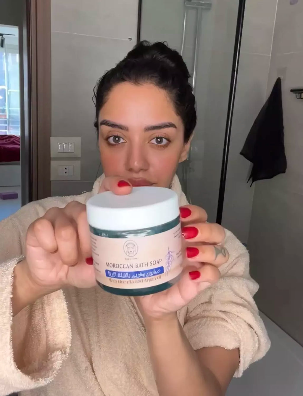 بوكس الحمام المغربي خمس منتجات منهم منتجين هدية بخصم 65% | صابون مغربي بالنيله الزرقاء - طمي مغربي بالحنه البيضاء وليفه مغربي اصلي - وسيروم اظافر هدية - و مرطب يد هدية
