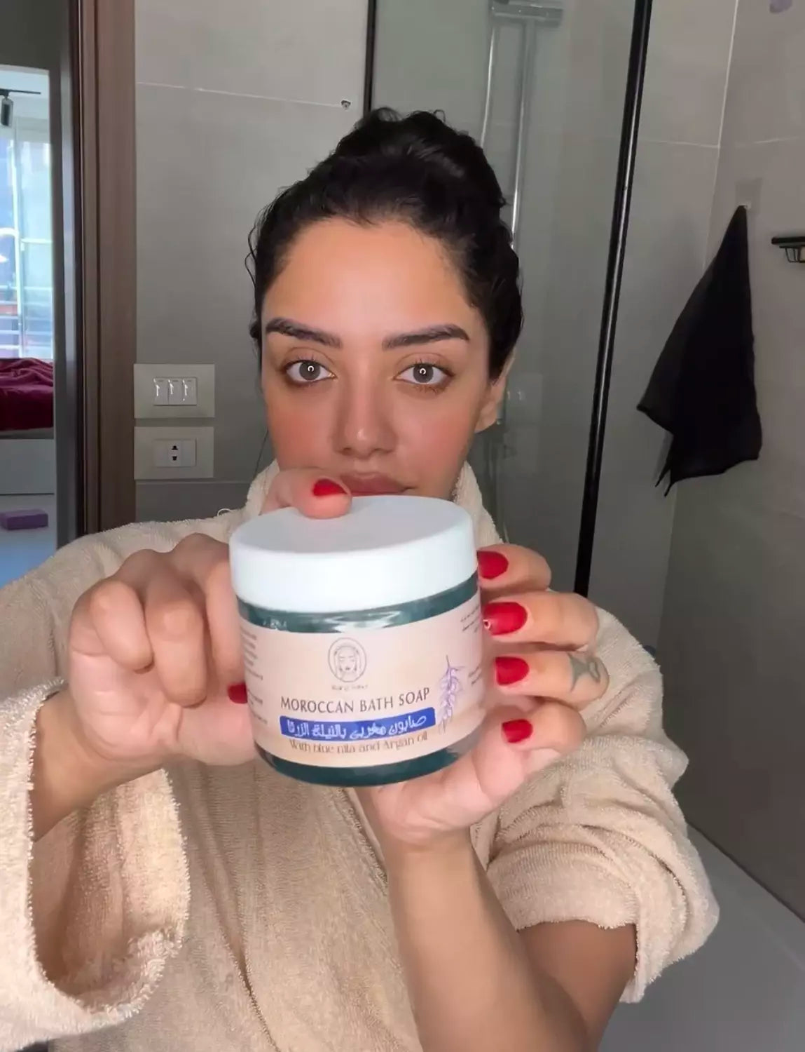 بوكس الحمام المغربي خمس منتجات منهم منتجين هدية بخصم 65% | صابون مغربي بالنيله الزرقاء - طمي مغربي بالحنه البيضاء وليفه مغربي اصلي - وسيروم اظافر هدية - و مرطب يد هدية