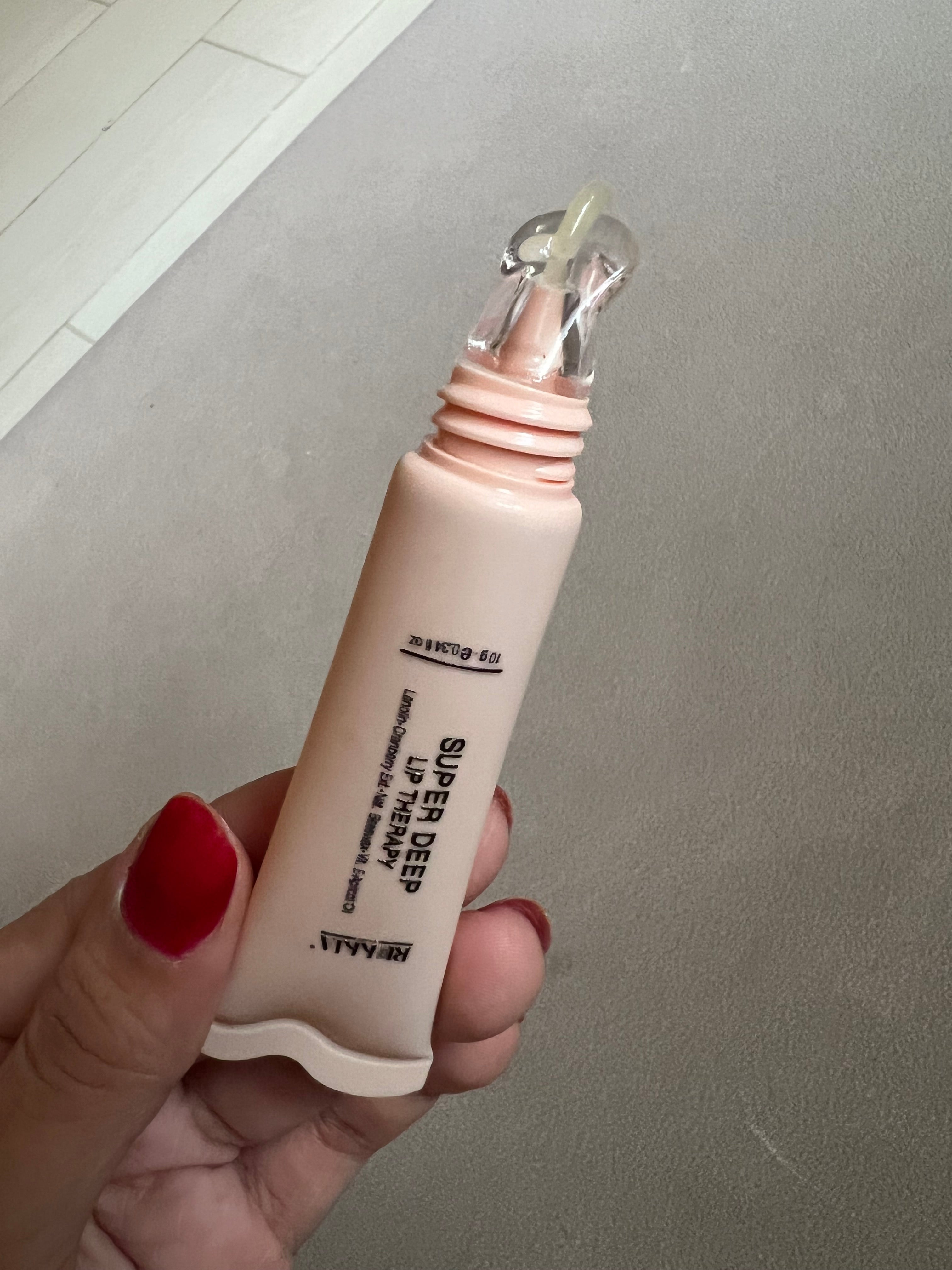 مرطب شفايف سوبر ديب ليب ثيرابي معالج ومرمم ومرطب عميق للشفاه شفاف بدون لون بمكونات طبيعيه بشمع العسل الطبيعي - اللانولين - مستخلص التوت البري - زيت المشمش - زبدة الشيا - ڤايتمن E