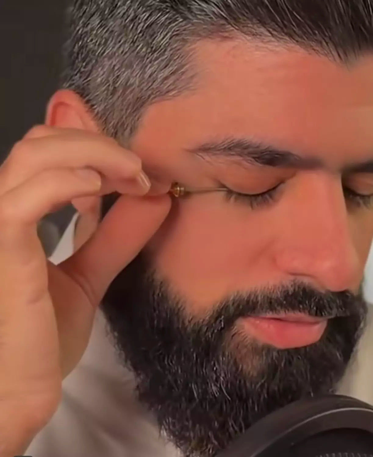 الكحل الاثمد الحجازي الاسود الاصلي طبيعي و خام 100% - يُستورد من الحجاز حجر و نبرده ونغسله بماء زمزم لمدة ثلاث ايام ثم يُطحن ناعم جداً بدون اي اضافات او خلط علي يد متخصصين