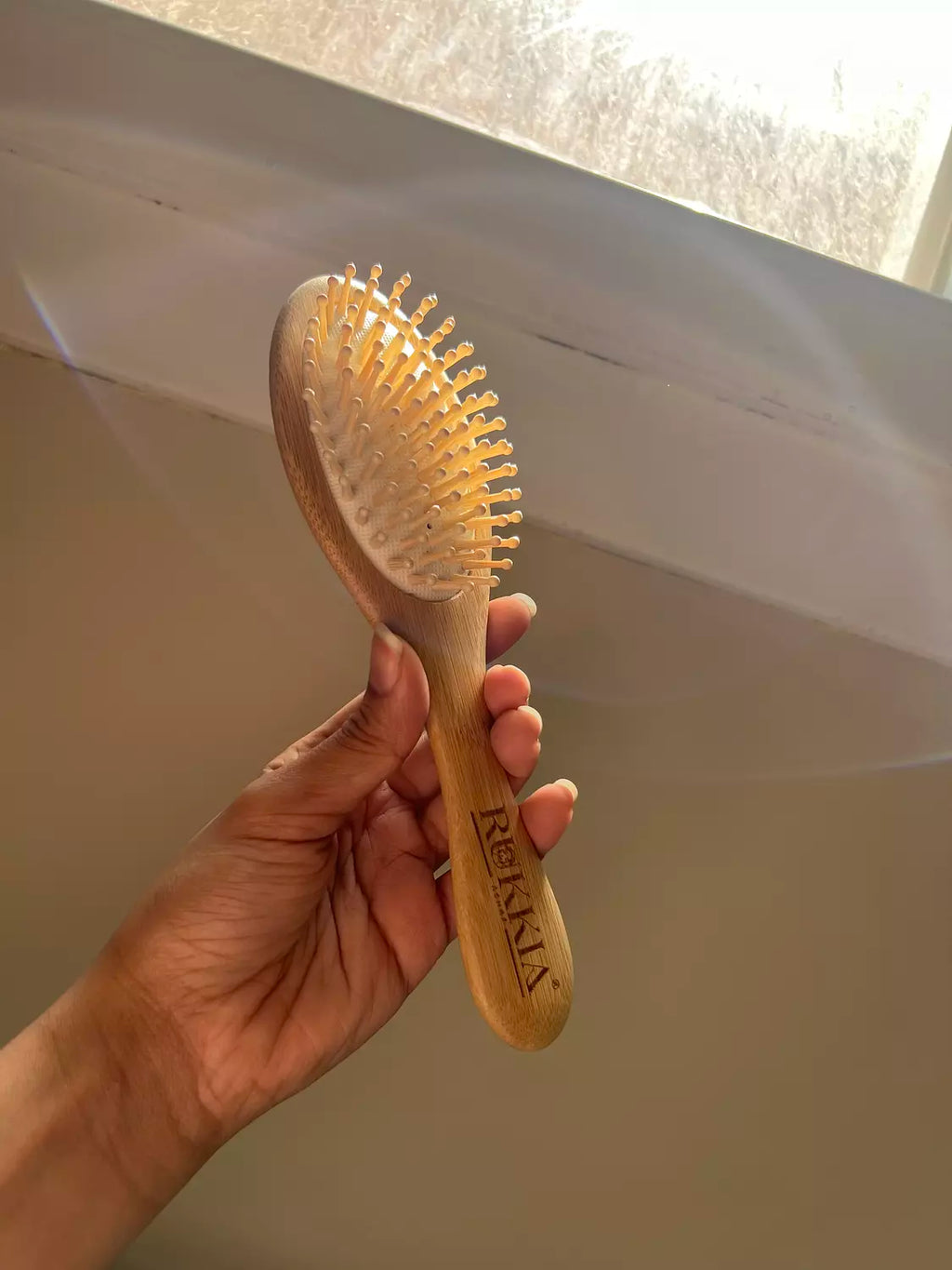 فرشة شعر خشب طبيعي 100% بسنون خشب بامبو غير مطلي السنون البامبو الطبيعية الغير مطليه بتكون مرنة ولطيفة على الفروة بدون شد للشعر ولا تجريح او ضغط عالفروه امنه للأطفال ومناسبة للشعر المبلول والجاف