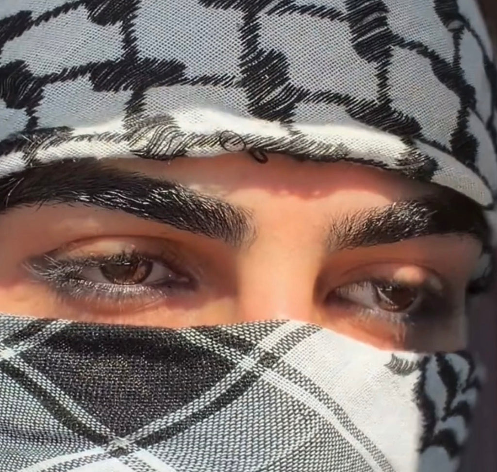 الكحل الاثمد الحجازي الاسود الاصلي طبيعي و خام 100% - يُستورد من الحجاز حجر و نبرده ونغسله بماء زمزم لمدة ثلاث ايام ثم يُطحن ناعم جداً بدون اي اضافات او خلط علي يد متخصصين